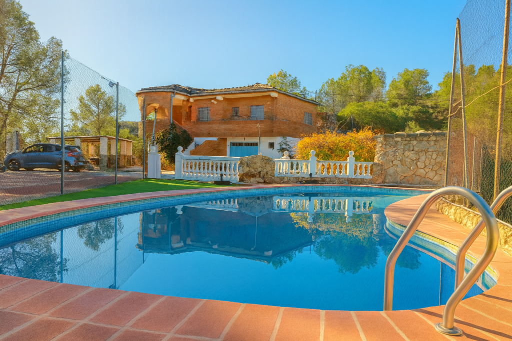 villa mediterránea con piscina cristalina
